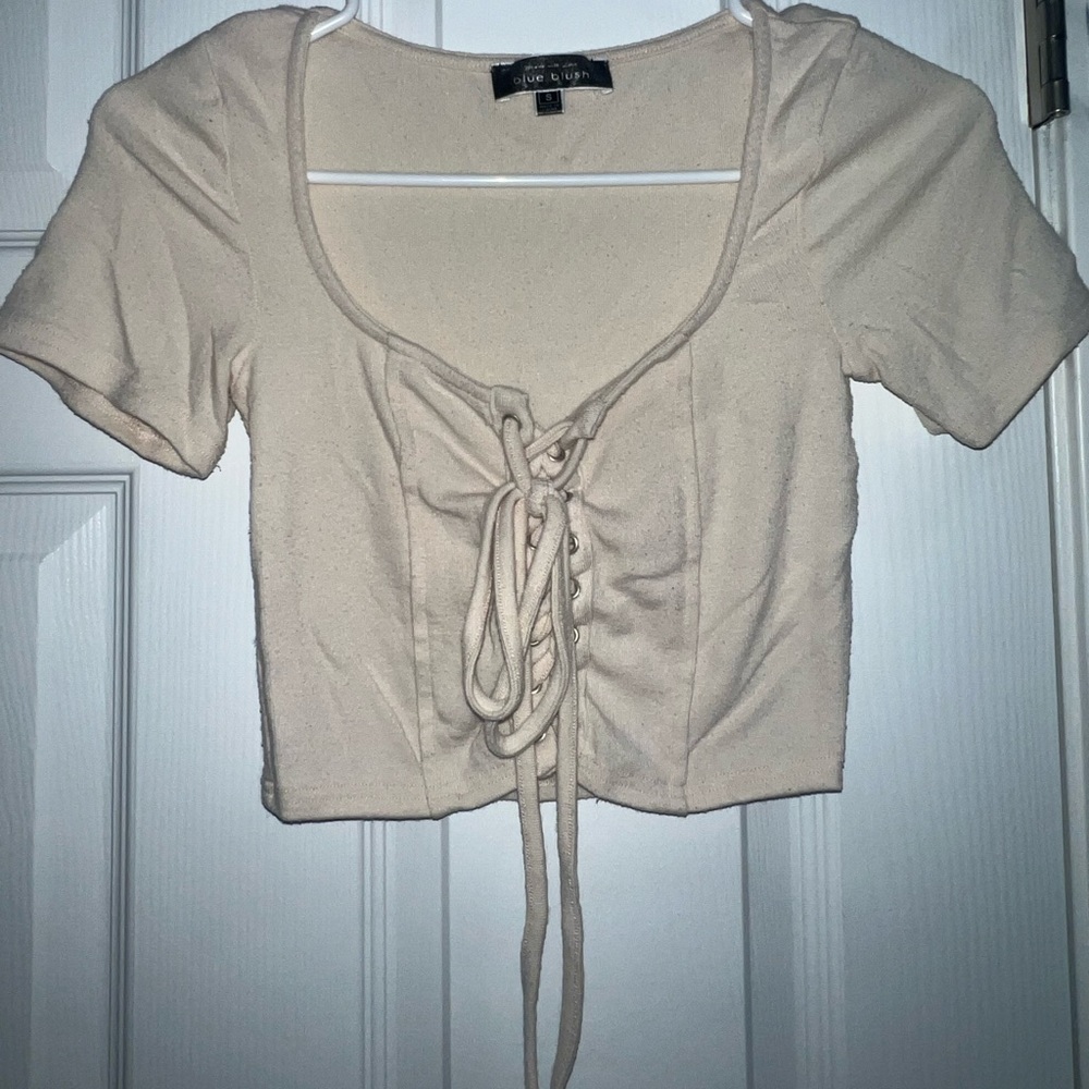 Cropped T-shirt with knotted front.